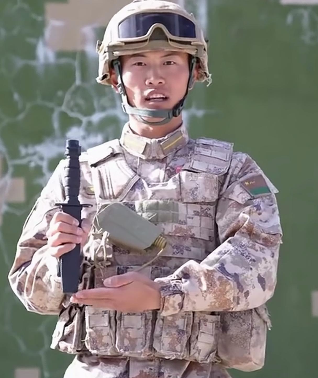 敌人:好好好，你们的刺刀是这样让我瞬间安静是吧
在我国权威媒体的军事节目中，着重