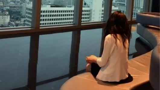 雨欣从酒店回来，已经凌晨。想起刚刚发生的一幕，她非常气愤，于是拿起手机，按下了几