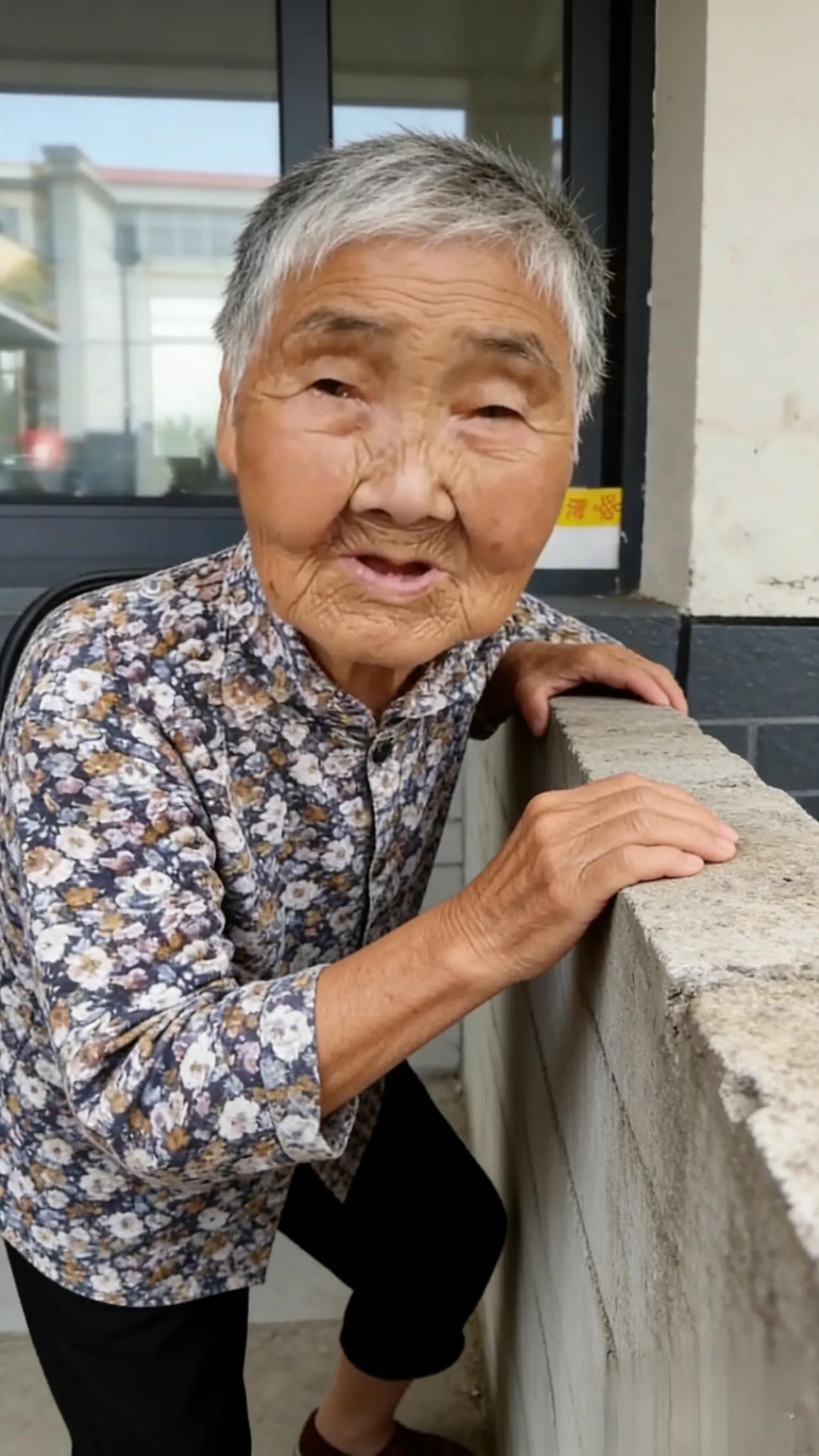 90岁翻墙奶奶安详离世，身体硬朗为何说走就走？
 你刷到过一位90岁奶奶翻墙爬窗