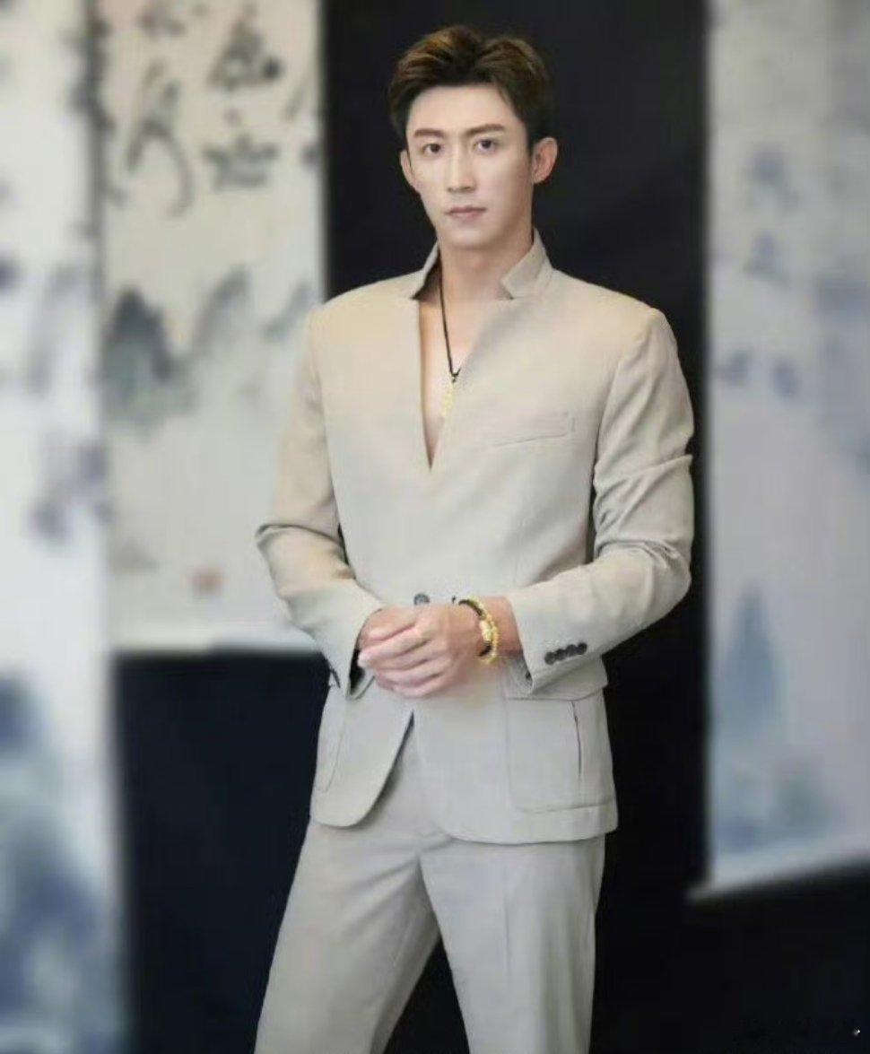 曝黄景瑜王玉雯恋情 双方工作室已同步辟谣，明确是朋友聚餐后的正常社交往来，并非恋