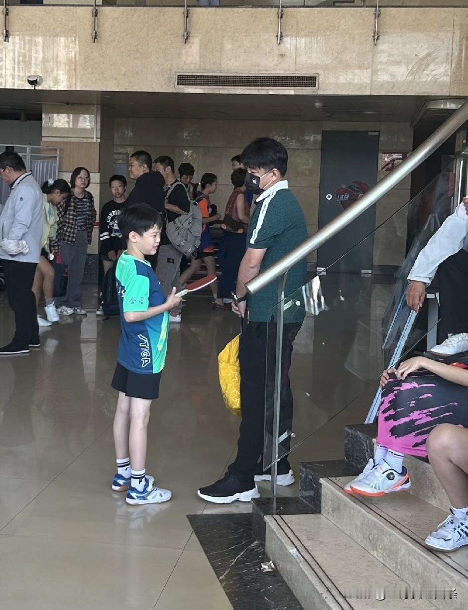 可怜天下父母心啊，王皓结束封训后又来带小海螺打球。
不知道是小海螺闹别扭不想打了