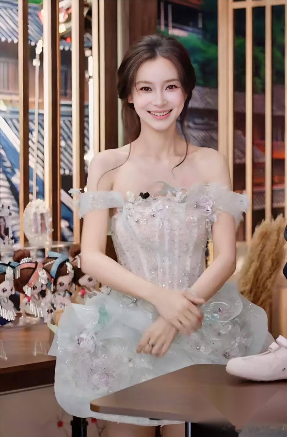 估计黄晓明的后槽牙都要咬碎了， 他万万没想到， 有个男人给Angelabany刷