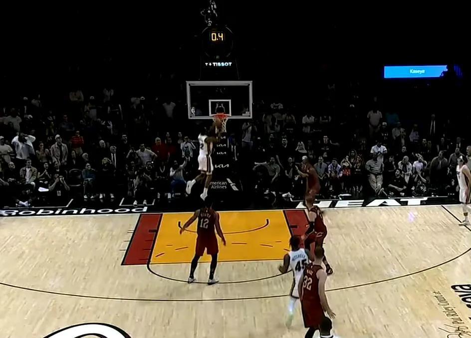 维金斯0.4秒空接绝杀骑士
斯波强啊，热火的体系让每个人都能发挥作用，热火这种战