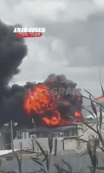 伊朗偷袭成功！以色列的海法炼油厂被彻底炸毁。这下，远在白宫的特朗普坐不住了。
