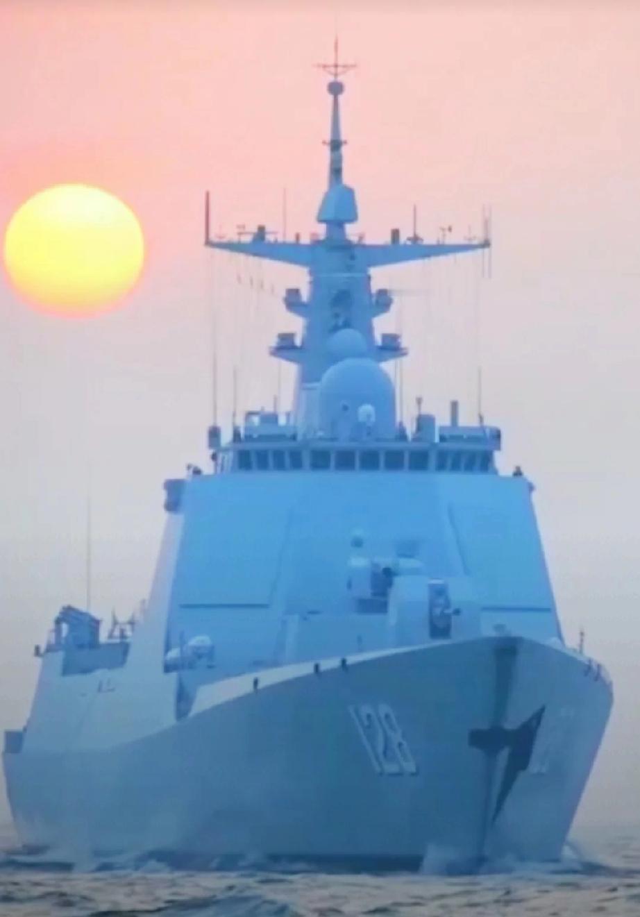 海军052D型导弹驱逐舰上新，甘孜舰亮相黄海开展实训，这简直太提气了！从这次实训