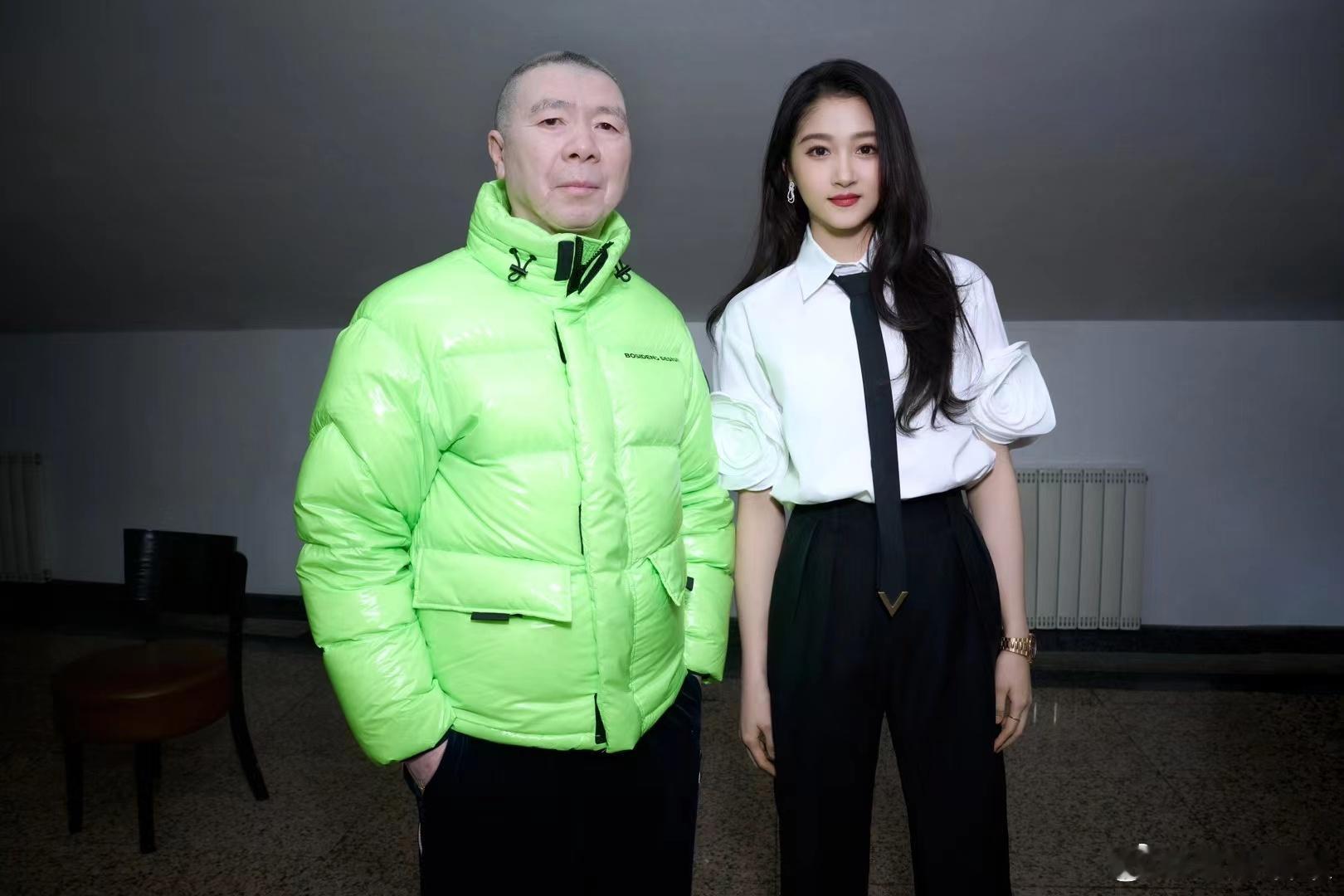 演员关晓彤助阵冯小刚导演的电影《非诚勿扰3》，两个人合影留念！ ​​​