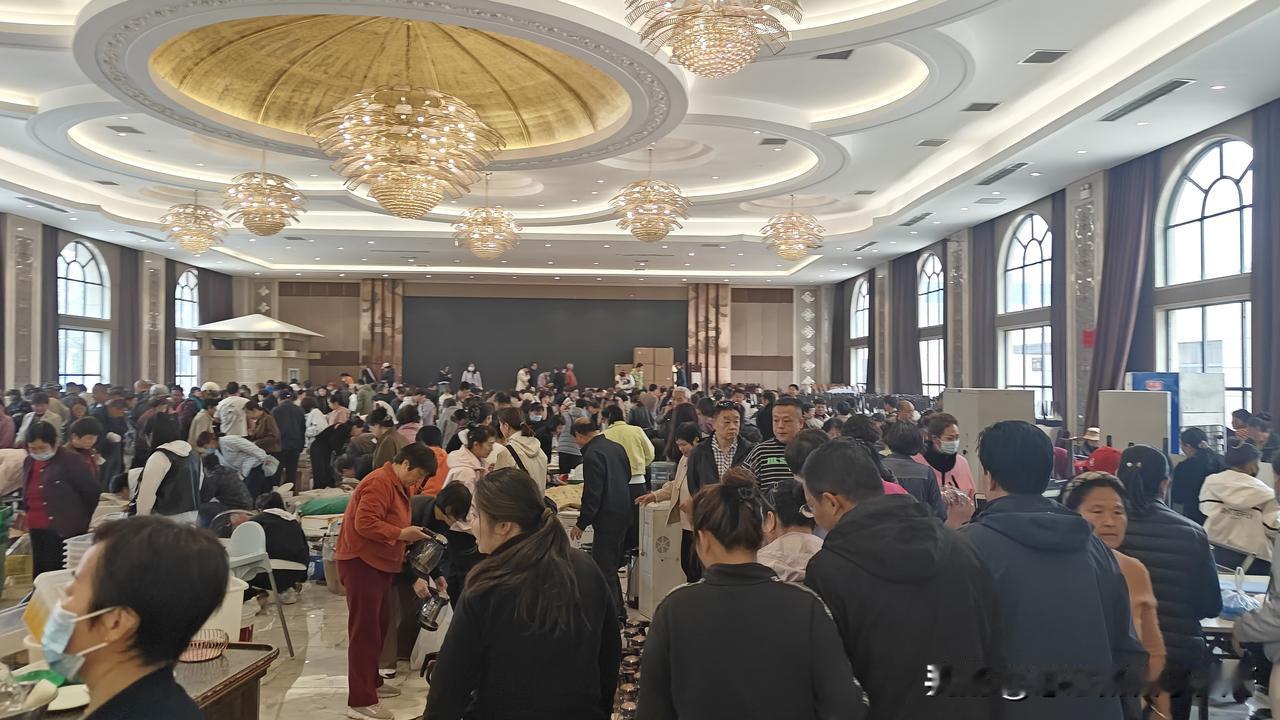 渭南本地事 渭南 渭南身边事 渭南仓颉饭店拆迁，所有物品低价处理，火爆的场面差一