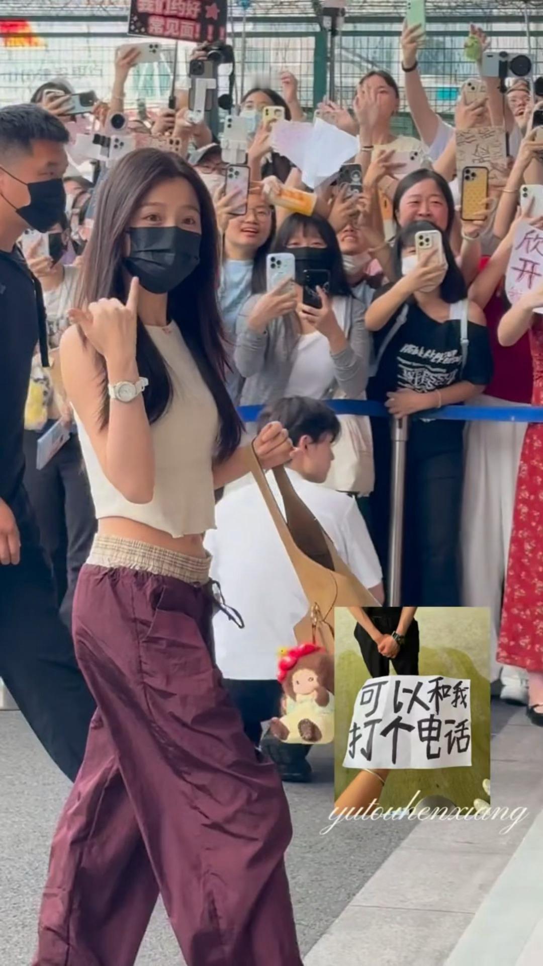 今早厦门飞三亚，素素但是辣辣的欣欣～（原来这个pose是在和粉丝打电话🥰）虞书