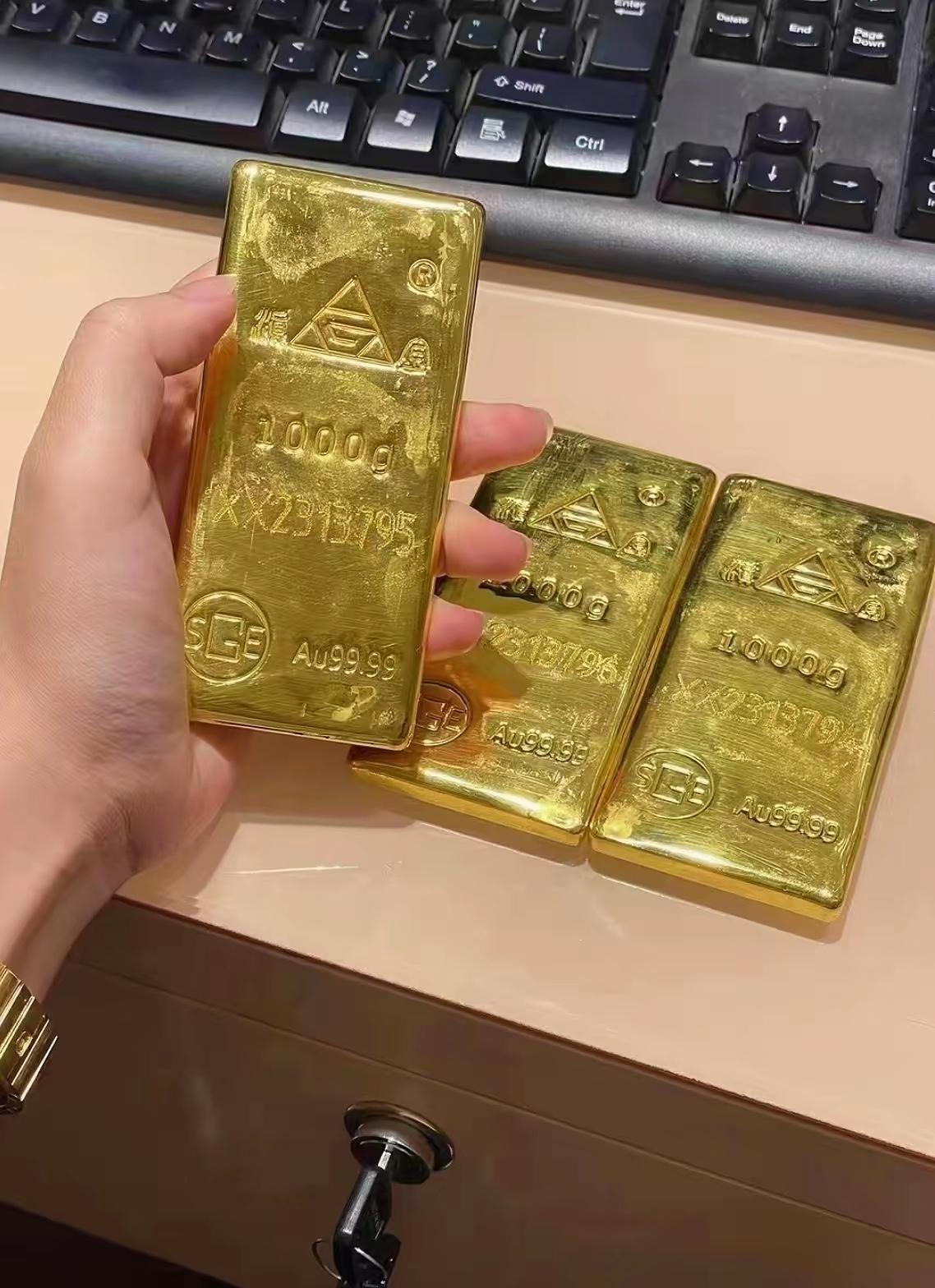 听说，未来黄金会成为奢侈品，单价能到三四千一克。
我问老公，要不要囤一点，过几年