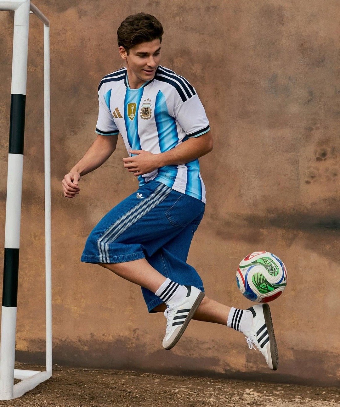 阿尔瓦雷斯在《队报》的采访中谈到纹身：🎙“前几天在国家队，有人指出我是唯一一个