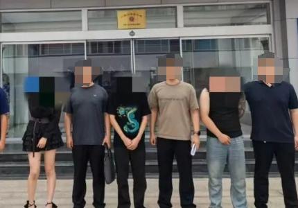 山东，男子夜里无聊约了个美女见面，二人来到酒店开房，正想要发生点啥突然房门被敲开