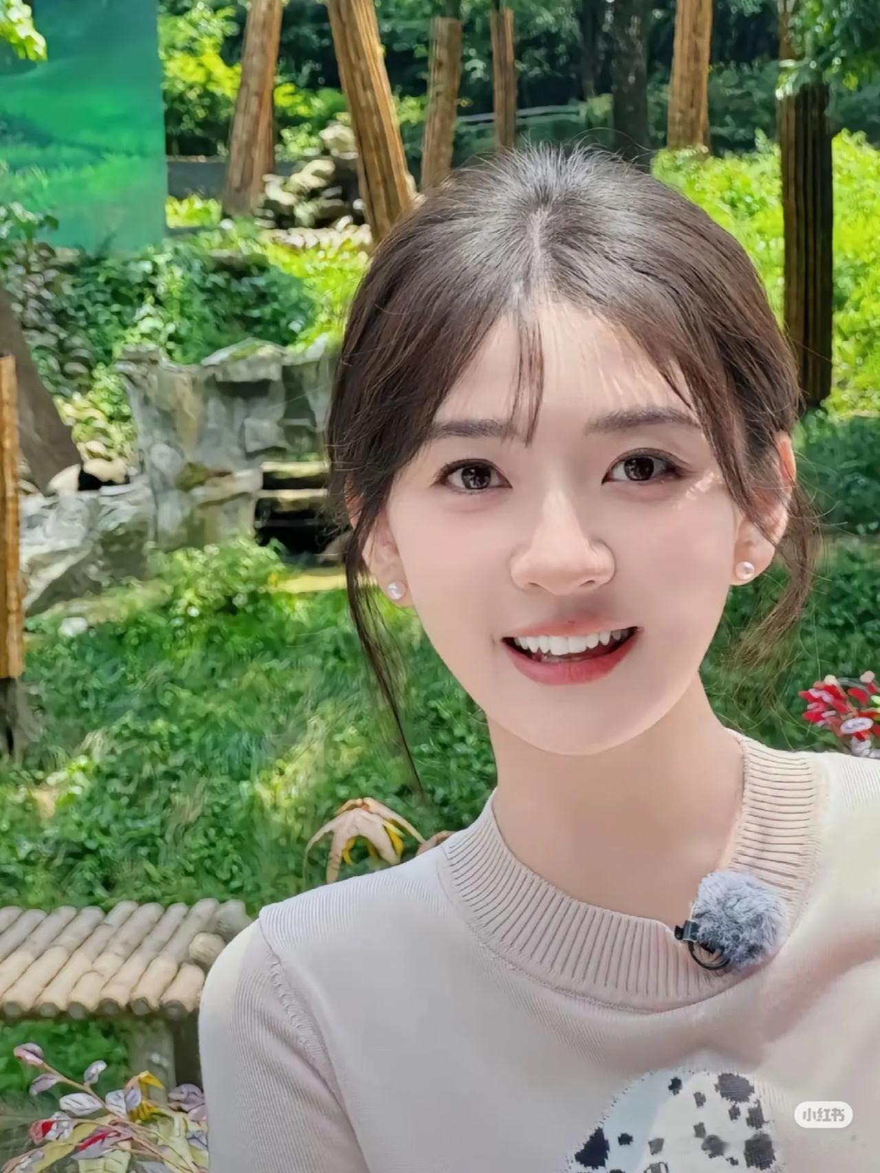 对美女完全没有什么抵抗力
这位既清纯，又氧气，又性感
算是男女老少通杀款吧？她就