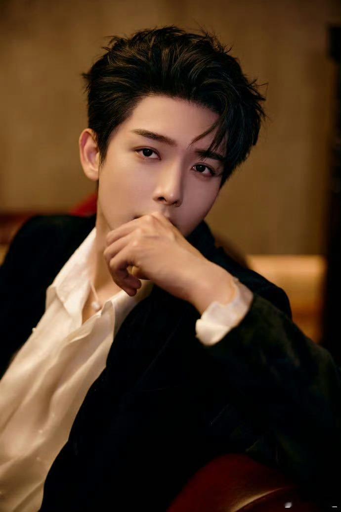 王以纶衬衫敞口是在等我吗 灯光下的王以纶像一幅精心构图的照片，每一处线条都恰到好