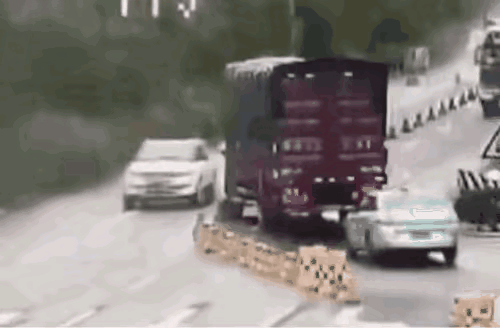 红色大货车司机的误判，让他差点丢了一条命，虽然最后他没有生命危险，至少他的一只脚