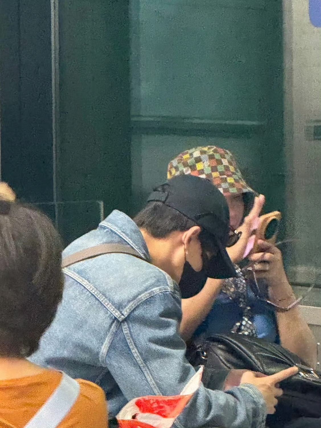 檀帝终于回国了！牛仔外套配棒球帽🧢，好清爽的男大感啊！[拜托]米兰机场偶遇檀健