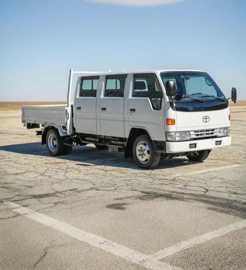 能坐9人的“皮卡”，你见过吗？这辆车是1996款丰田Dyna Tri-Cab，是