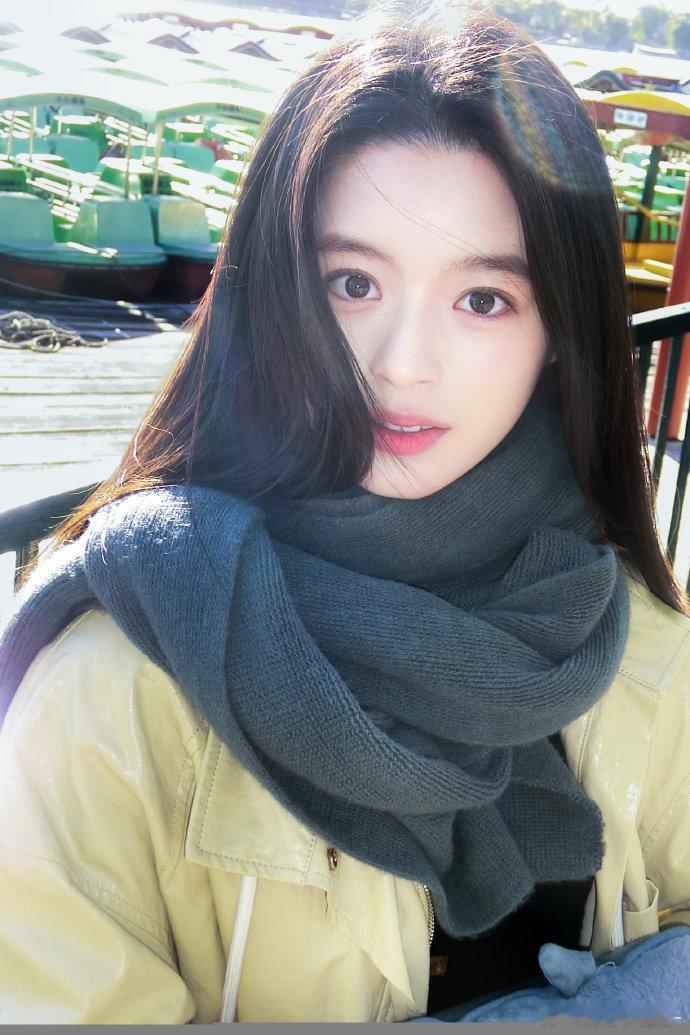 黄杨钿甜营业了，她演技一直挺好的，脸有故事感就天生演员脸 