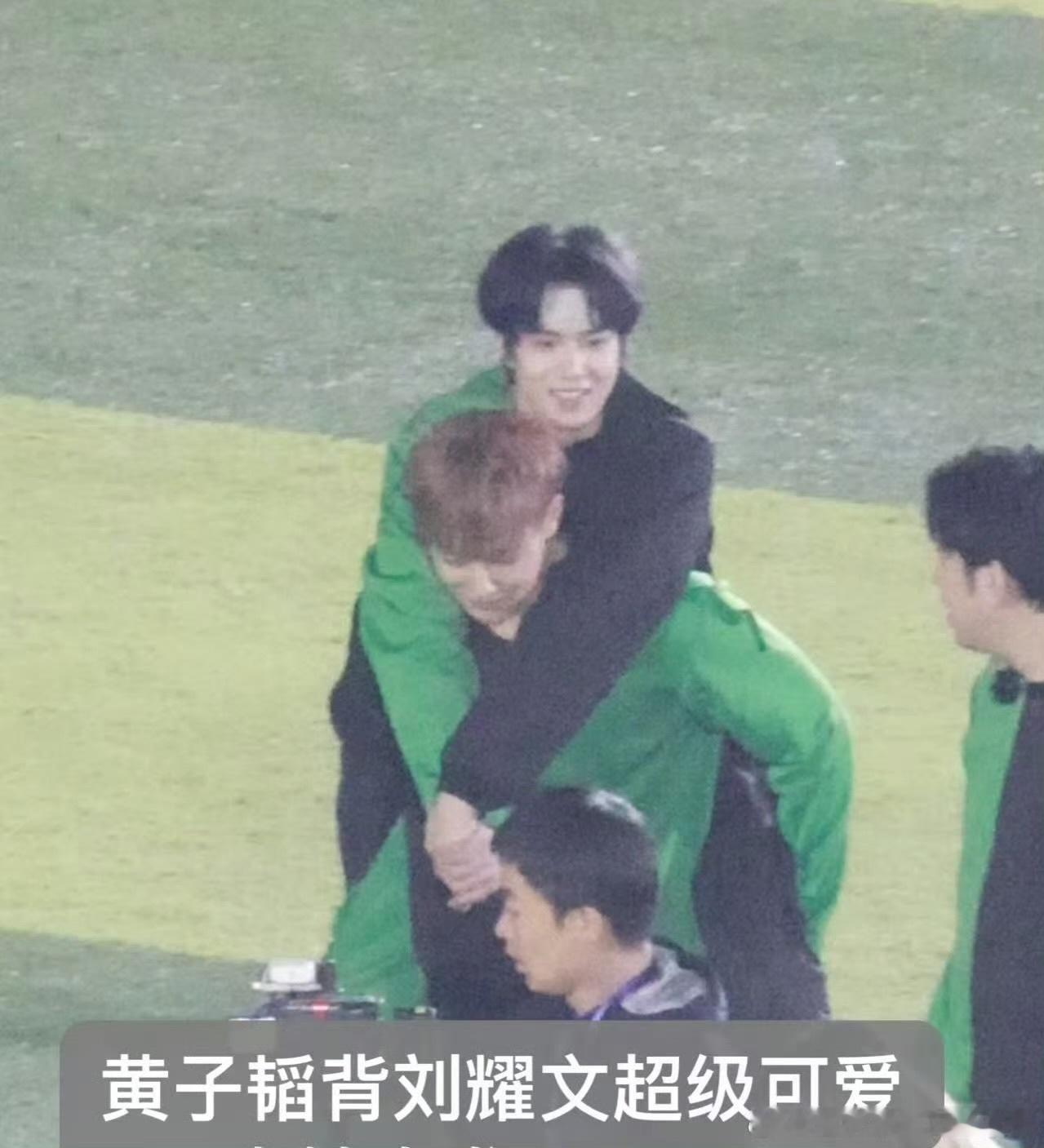 娱乐黄子韬背刘耀文路透黄子韬背刘耀文 黄子韬背刘耀文，丸子又幸福了 