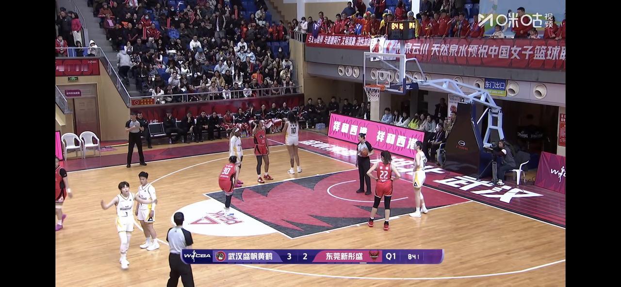 原本想看东莞女篮三连败的，可惜武汉女篮主教练不给力啊！

第一节双方打的有来有回