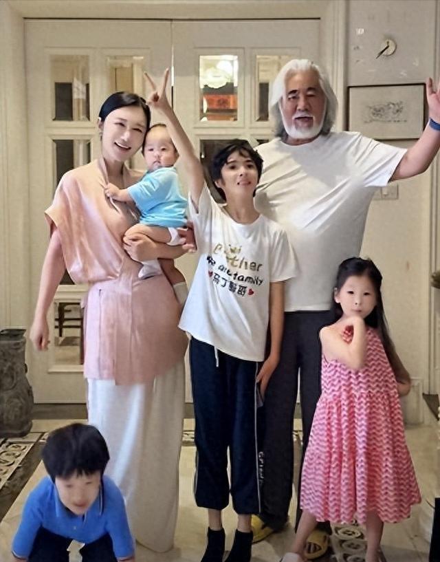 张导：直播间又一堆人刷屏，问你要不要拼五胎。
老婆：好多网友盯着这事讨论呢。
张