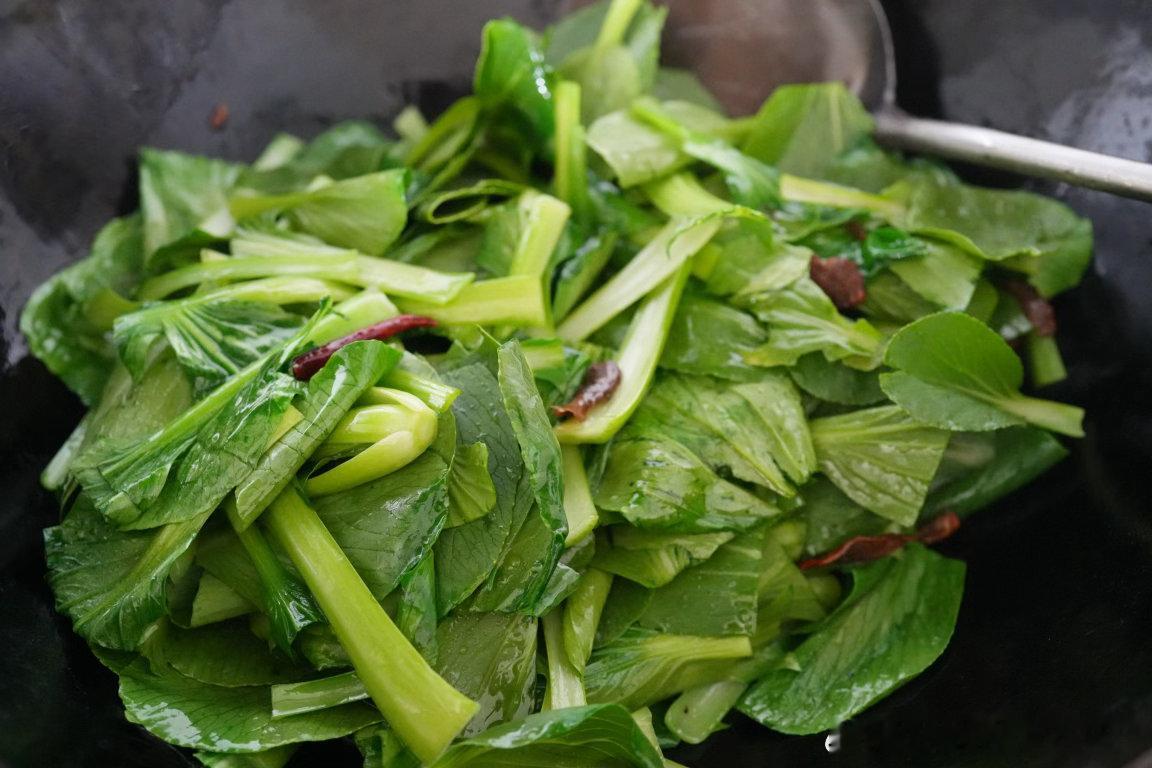 菌季偶尔也吃点干菌子和菌油，松茸鸡头米汆肉片，油牛肝菌炒腐皮白菜 