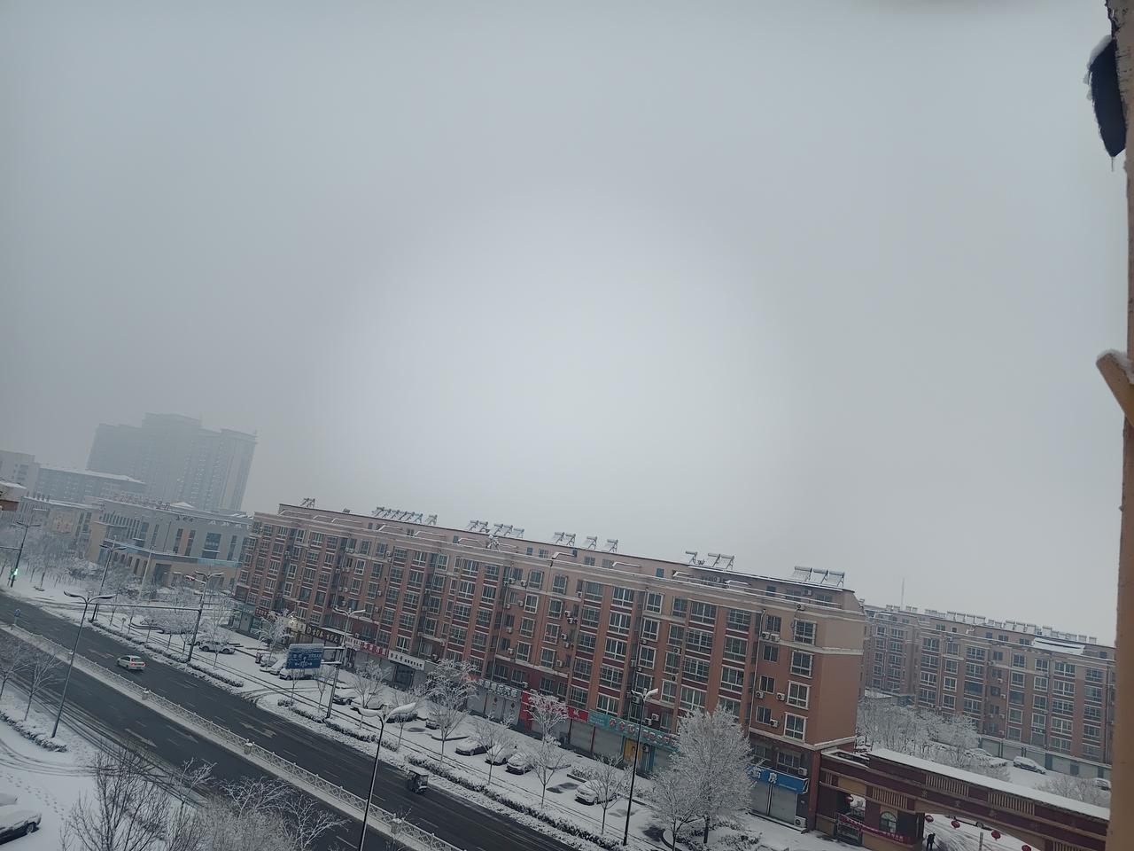 我们村里一个老人去世了，自己跳河了。这时候河里还没全化冻，也就是边上一踩就掉下去