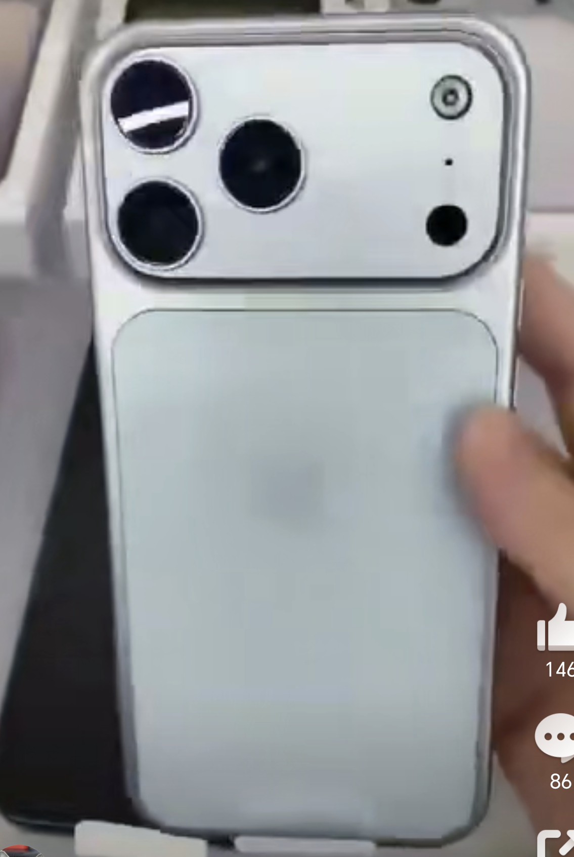 iPhone17ProMax量产机疑曝光外观还真长这样啊，背壳还真像是贴了一大块
