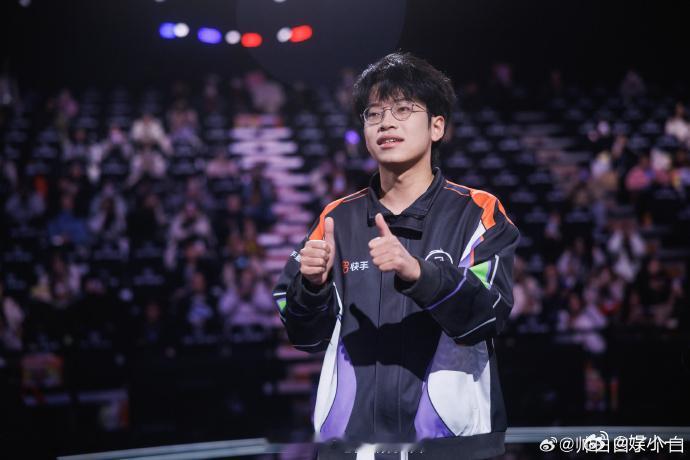 完美男人李自威 不仅技术顶尖控场一流，待人还温柔细心，兼顾实力与温柔，这样的选手