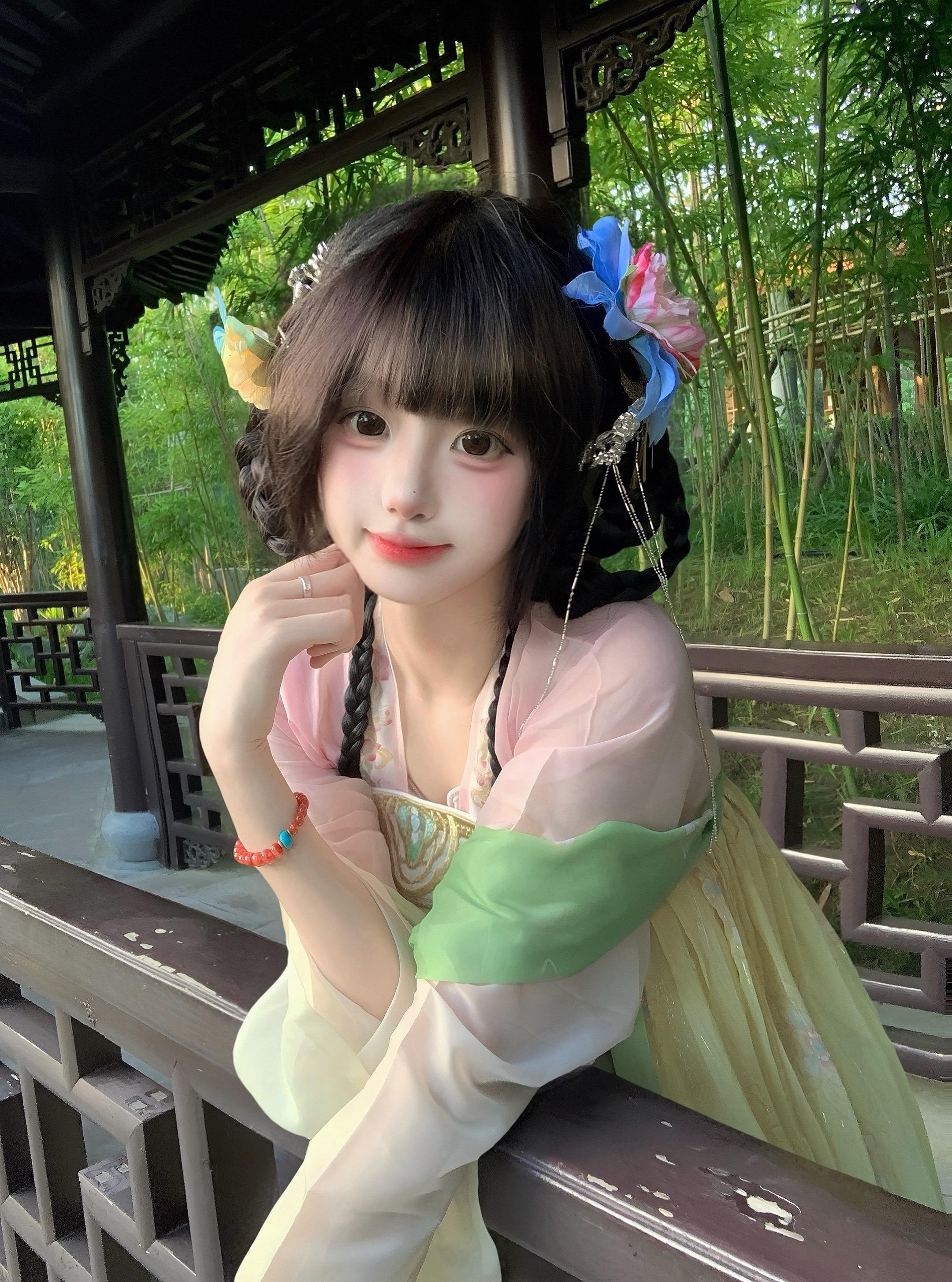 江湖路远 那你呢 愿意陪我吗。一套不过百的纸鸢汉服！！粉绿配色就是最少女的！～
