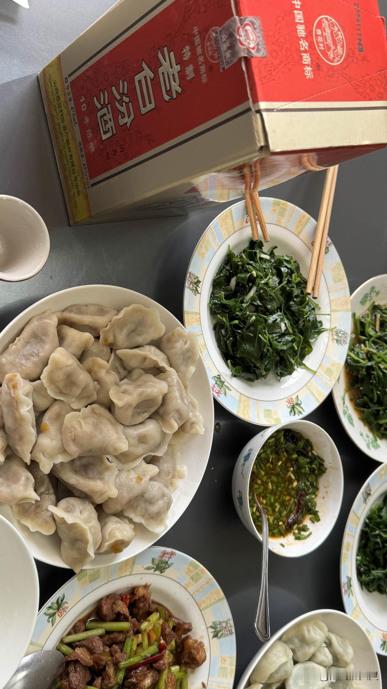 这两天没喝酒，馋虫子又爬出来了。
包的牛肉饺子和韭菜鸡蛋三鲜馅儿饺子。
我不吃韭