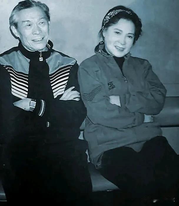 《女篮五号》（图二）是谢晋导演于1957年执导的作品，也是新中国第一部彩色体育题