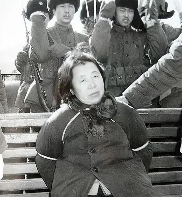 1980年，在宾县的一次公审大会上，留下了这张照片。这个被五花大绑在椅子上的女人