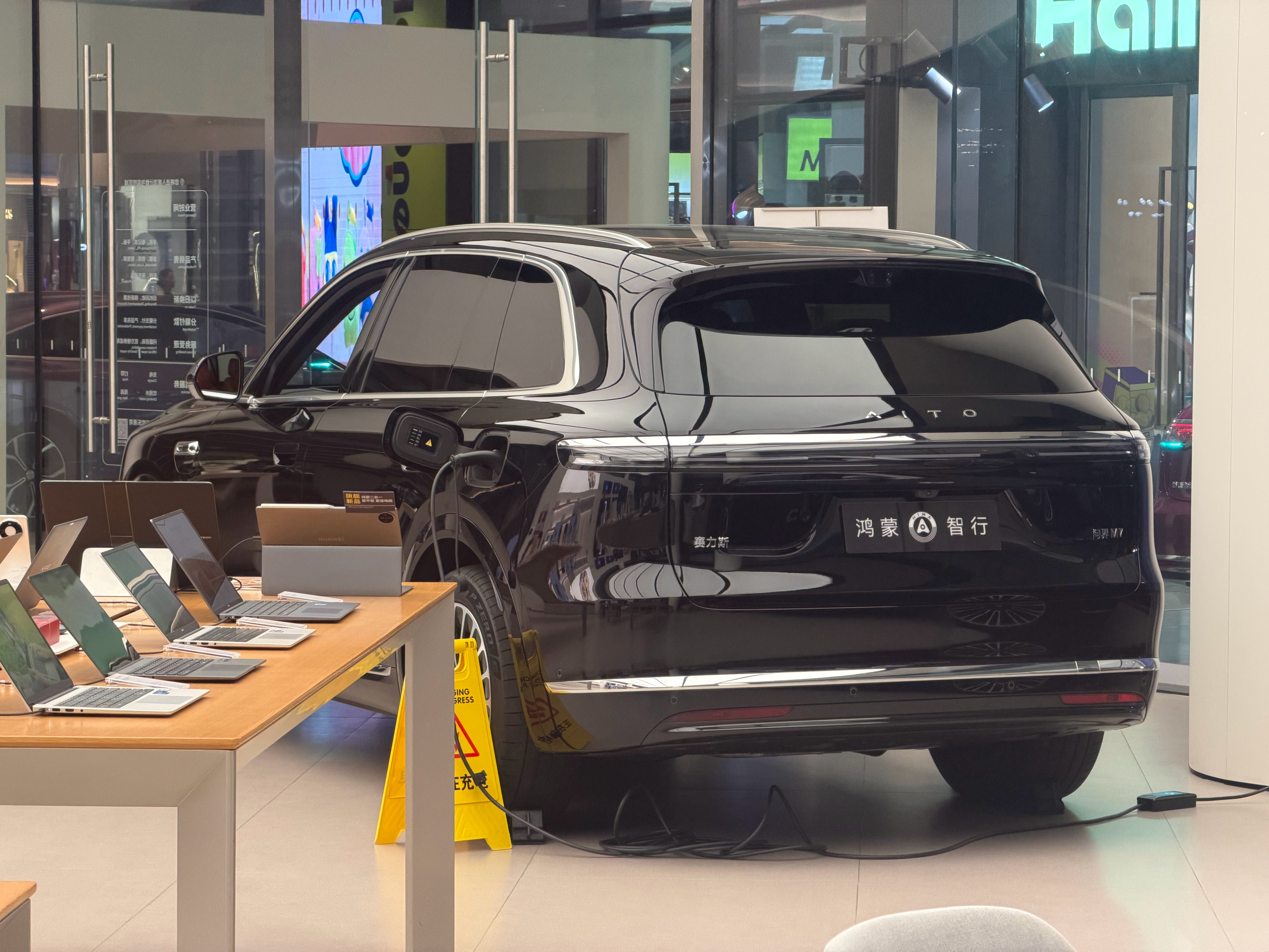 余承东称问界M7刷新CNCAP最好成绩新M7调的非常均衡大家有兴趣可以到店端试驾