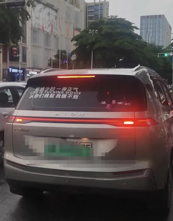 一个个的，招摇过市，能正常点吗？
今天看到一篇文章，说清华大学校友打造了A股的芯