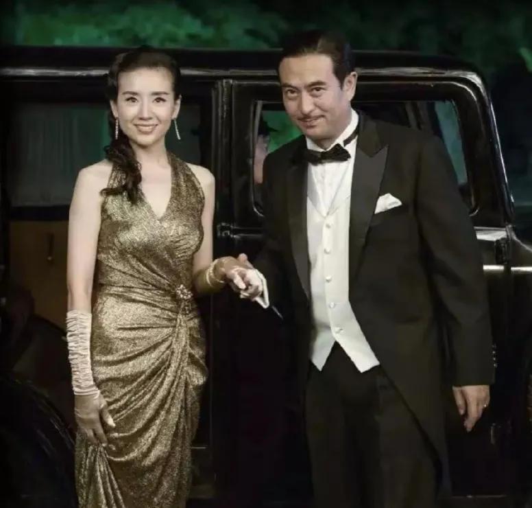 董洁张嘉益同框
这个同框是花开如梦里的剧照
展现了上海那个年代的美
董洁穿的裙子