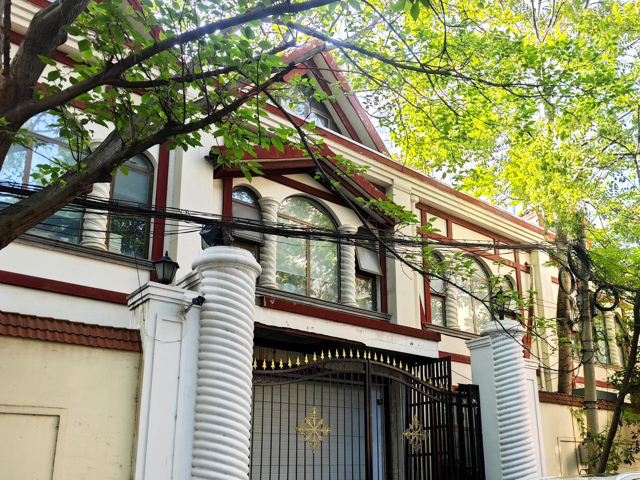 藏在梧桐浓荫里的上海新华路外国弄堂，29栋花园洋房，大都是匈牙利著名建筑设计师邬