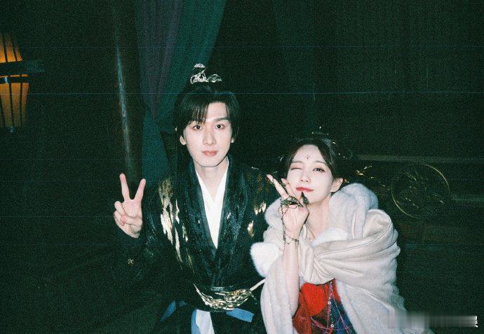 成毅李一桐合照好甜成毅李一桐比耶合照 这波合照太圈粉！成毅沉稳气质搭李一桐甜妹风