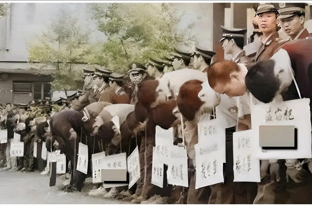 1983年，河北唐山，猖獗一时的“菜刀队”成员，正在集中受审。

他们低着头弯着