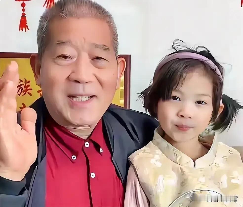 近日，网红“老黄”透露了一个令人振奋的好消息——他疑似终于在北京买房定居了。对于