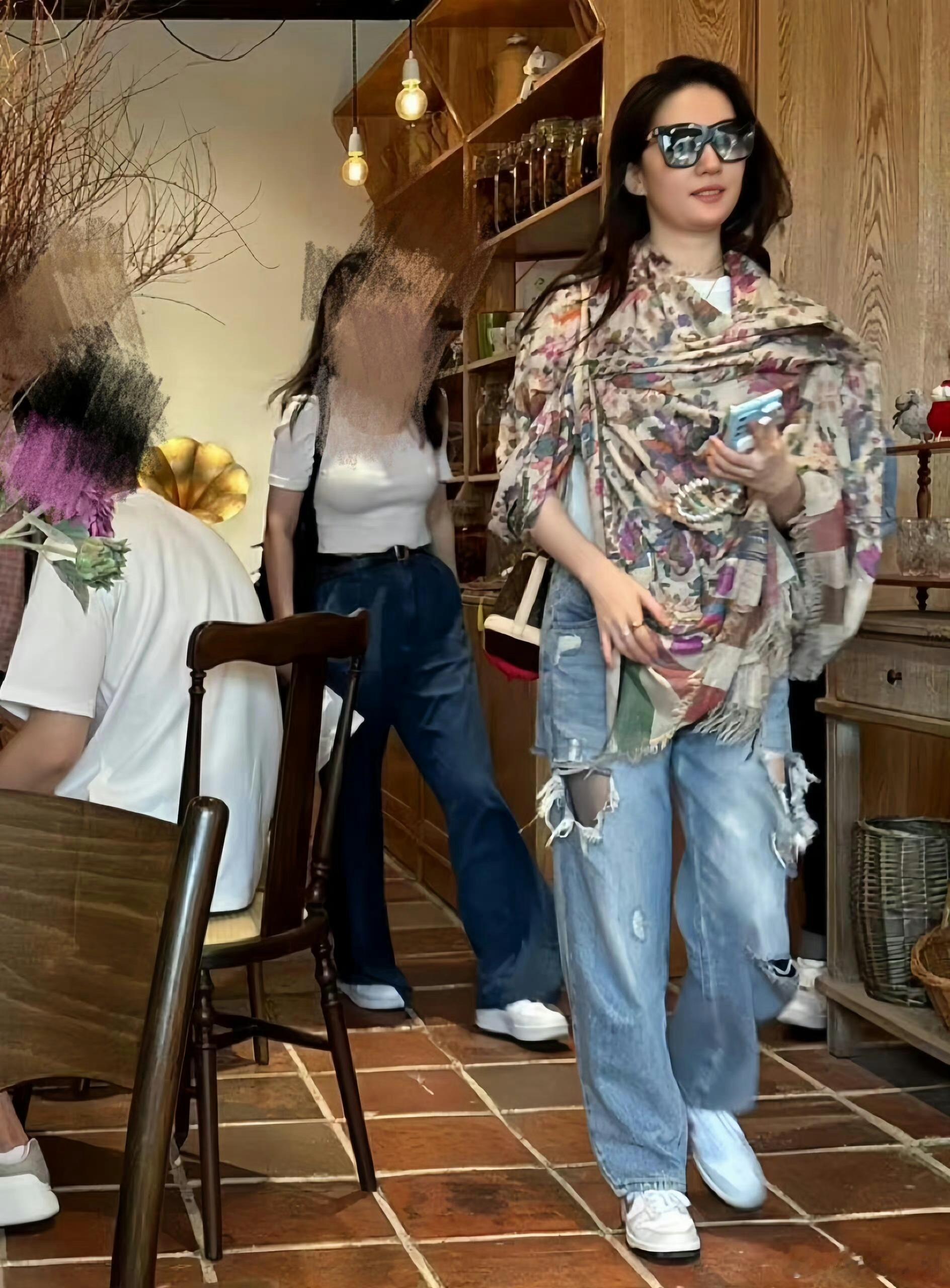 刘亦菲现在真的是不注重身材管理了么？双下巴都出来了 ​​​