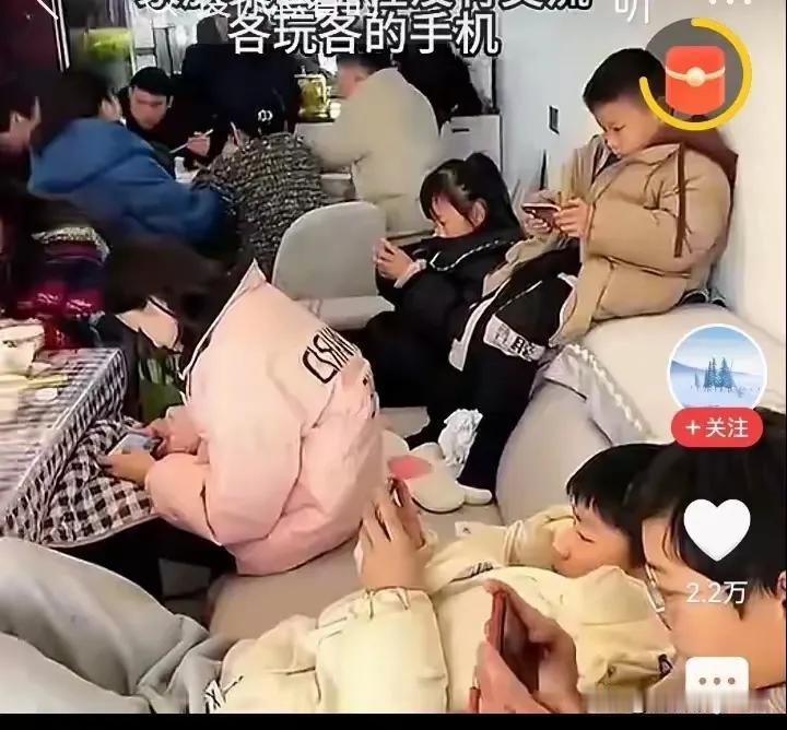 我们的少年儿童和日本的少年儿童，一个沉迷于手机游戏，一个释放天性锻炼身体。长此以
