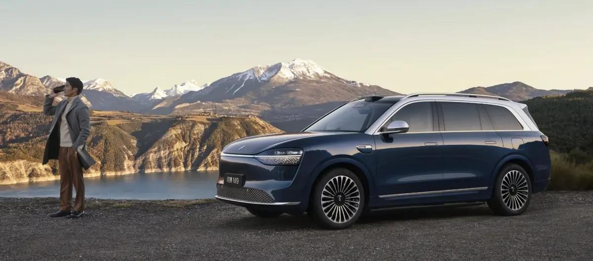 .问界M9——50万级销冠+全景智慧旗舰SUV

问界M9作为为50万级销冠，2