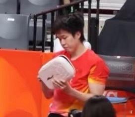 楚钦这胳膊肿成什么样了都……心疼死，怪不得莎莎叫了三次让任姐帮忙拿包[泪奔] ​
