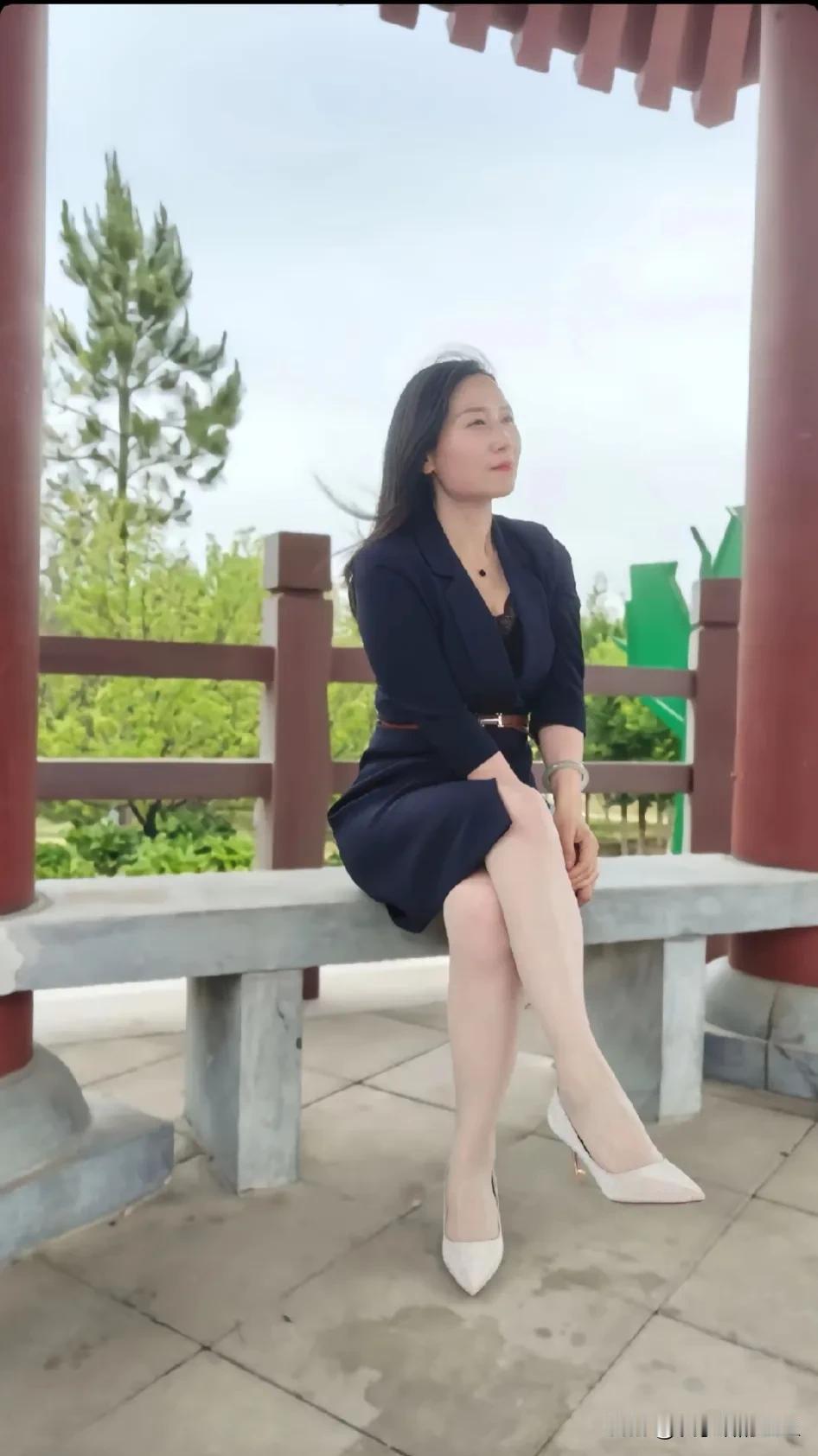 微风吹动了她的头发，也吹动了你的心。