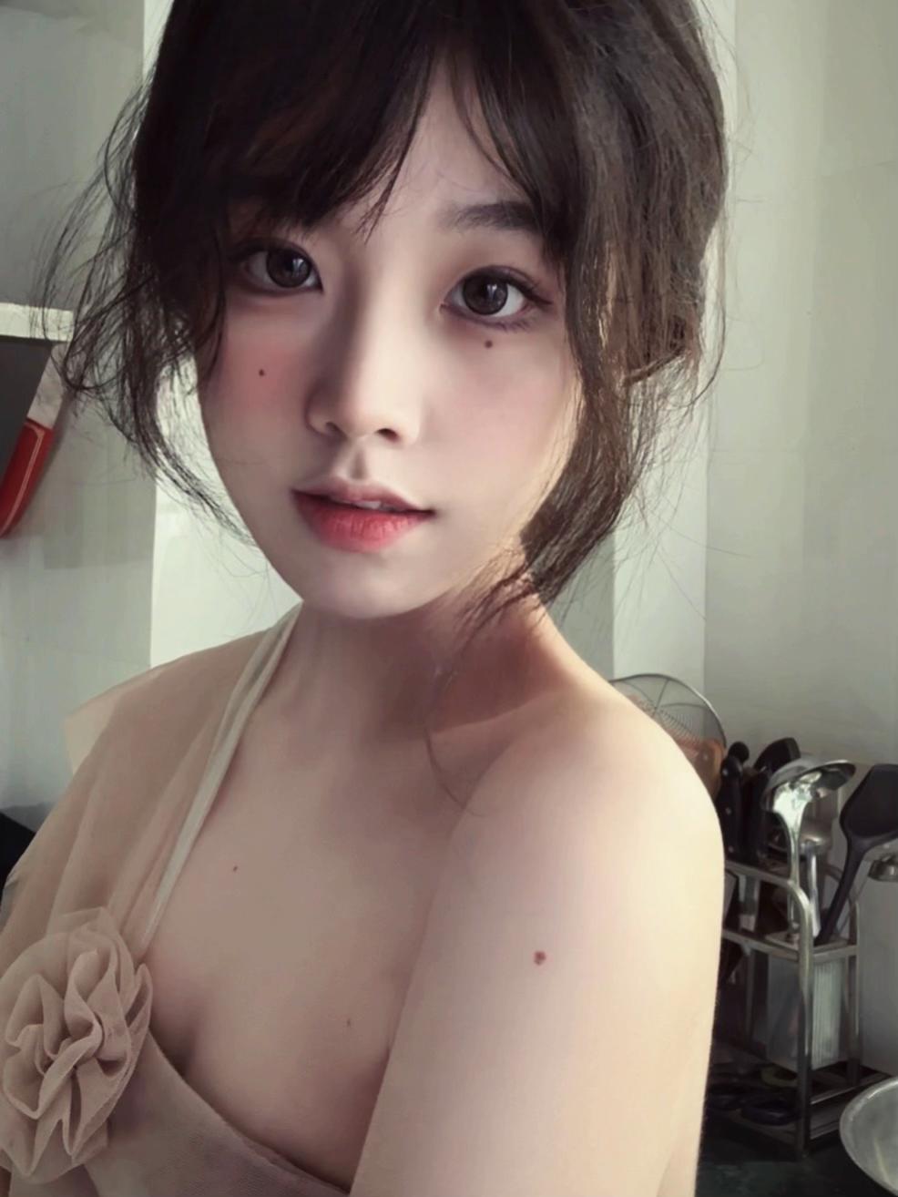 那个时候的你在普通的一天笨笨的为我挑选出了又贵又丑的礼物  可是我就是...