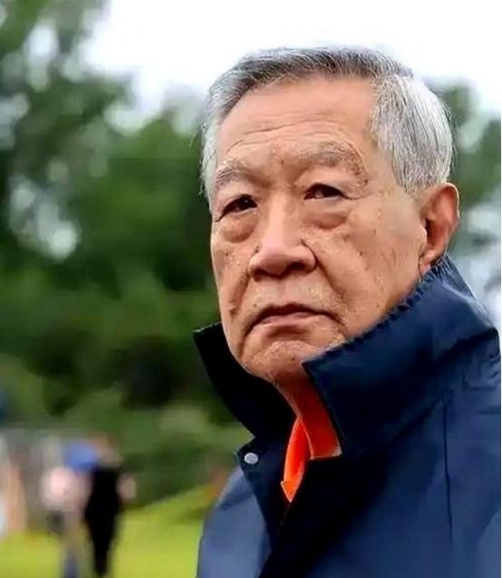 医生把脑瘤诊断书递到李昌钰手里，说还有机会。老爷子摆摆手：“不穿刺，不开颅。”一