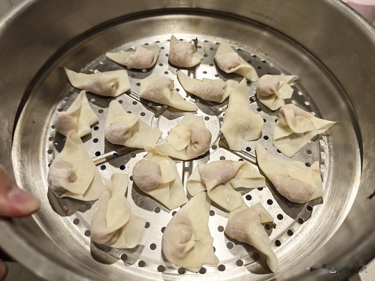 我自己包的馄饨，能打几分？
客观的说[呲牙][呲牙]
这个周末没给自己安排任何正