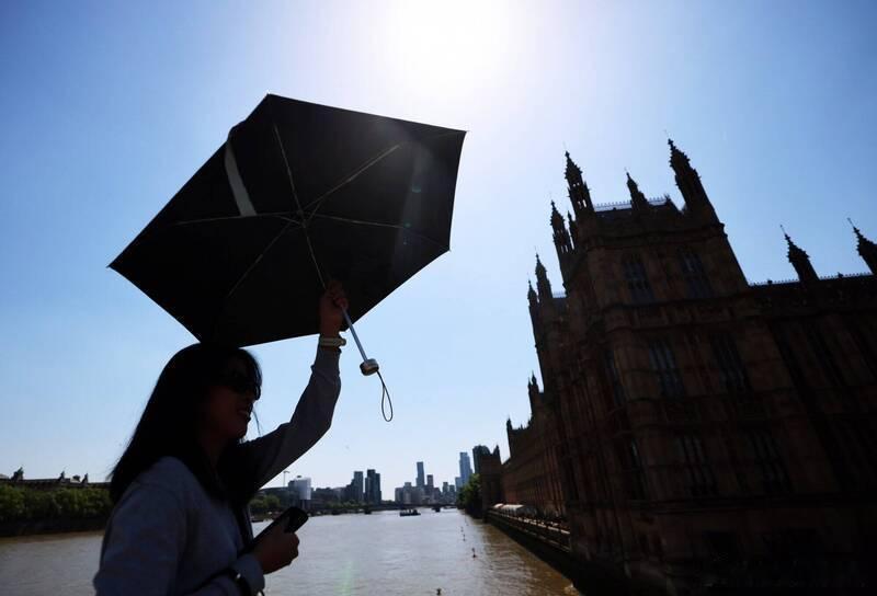 “热穹顶”笼罩欧洲 多国刷新高温纪录 英法多人戏水消暑时溺亡海外新鲜事 受“热穹