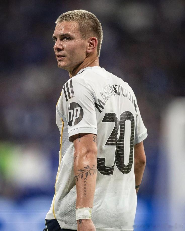 【阿斯】皇马对马斯坦托诺均最初几个月的表现给予了高度肯定。认为相较于威尼修斯、罗