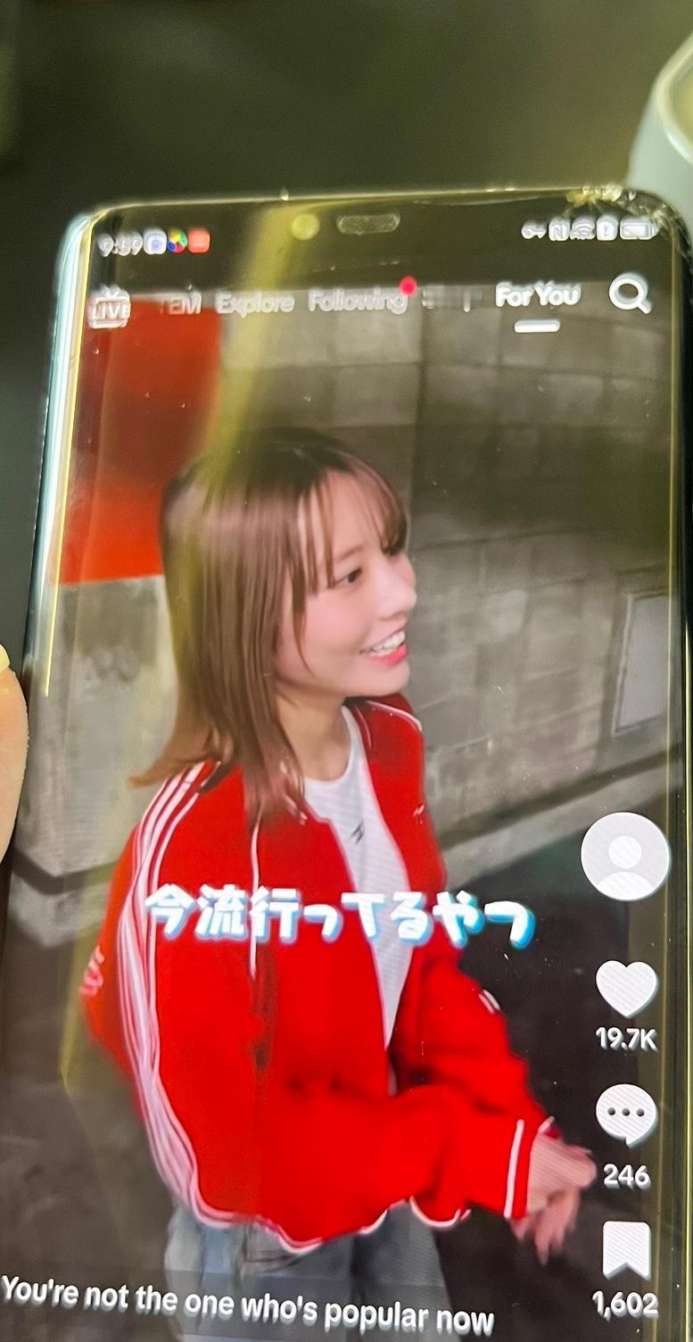 高铁里耍抖音
耍到了这位老师。
是哪个城市的运营商
没有把好网络这一关[大笑][
